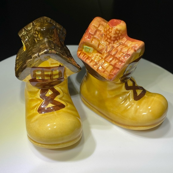 Vintage Old  Mother Hubbard Shoe Salt & Pepper Shakers, Ceramic ,Japan Made - Picture 1 of 9